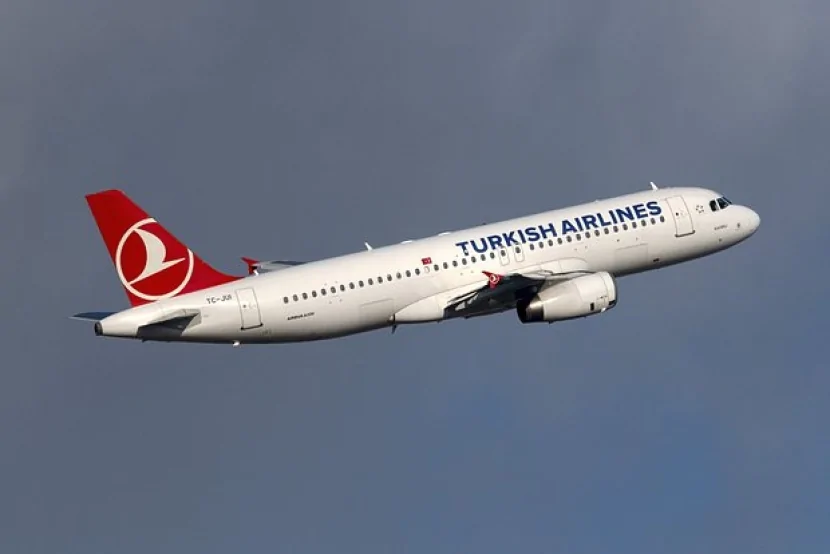 Türkiyəyə məxsus təyyarə göydə ALOVLANDI
