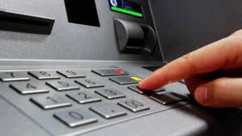 Bankomatda qalan pul OĞURLANDI