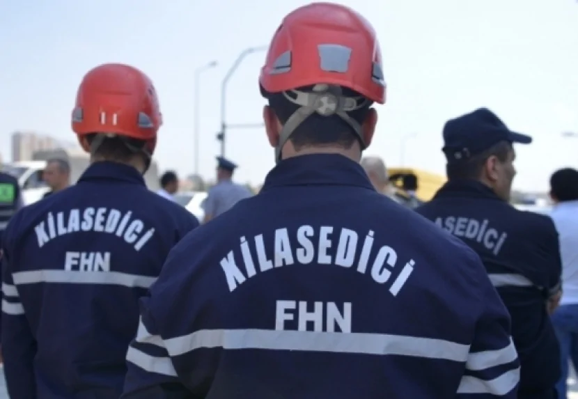 Maşında sıxılı qalan sürücü XİLAS EDİLDİ