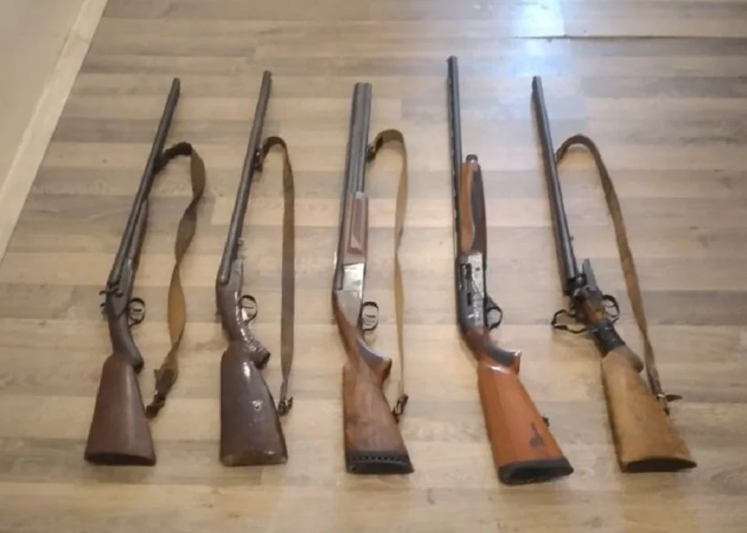 Polis qanunsuz saxlanılan tüfəngləri aşkar etdi