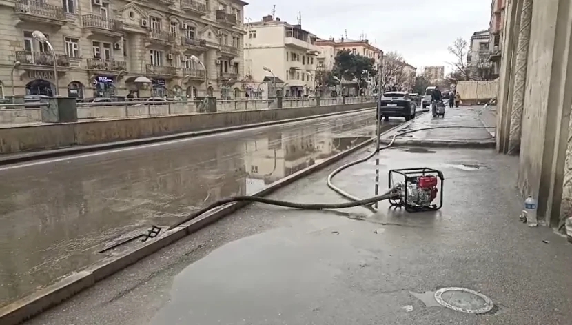 Bakıda yağış suları yoldan KƏNARLAŞDIRILDI-VİDEO