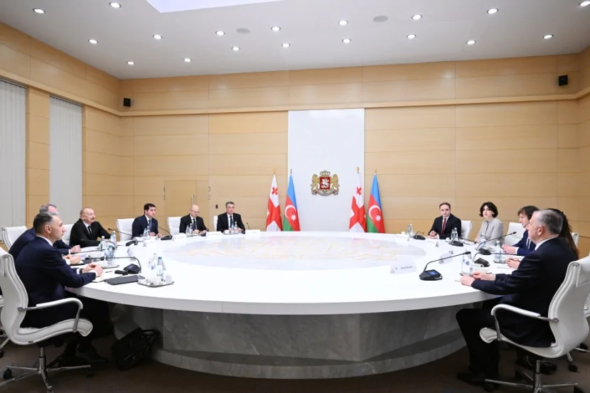 İlham Əliyevin Kobaxidze ilə geniş tərkibdə görüşü olub