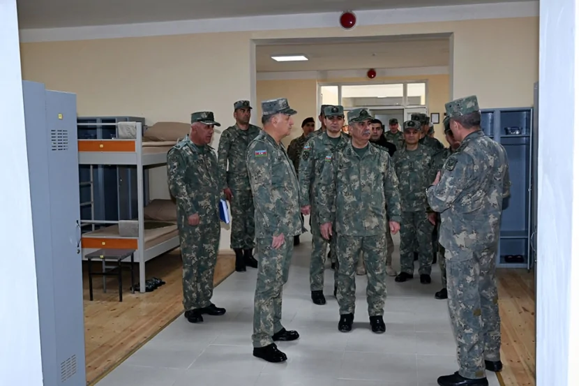 Müdafiə naziri azad edilmiş ərazilərdəki hərbi qulluqçularla görüşüb