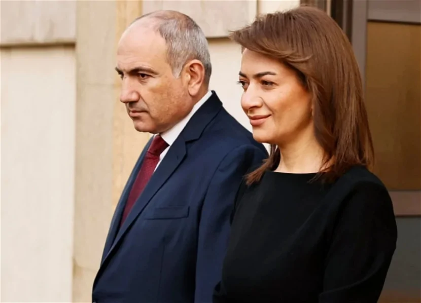 Paşinyan ayrıldığı Anna Akopyanla birgə Gümrüdə
