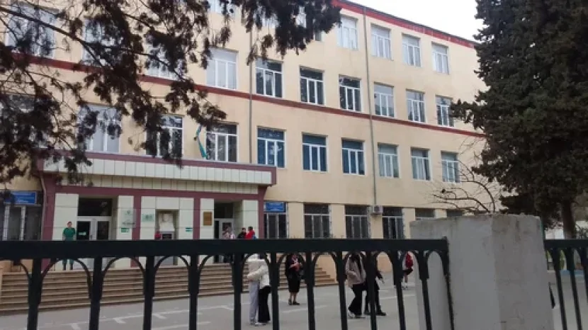 Bakıda şagird məktəbdə özünə xəsarət yetirdi - VİDEO