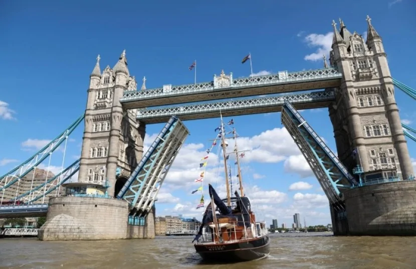 Londonda sinaqoq yaxınlığında bıçaqlı HÜCUM- VİDEO