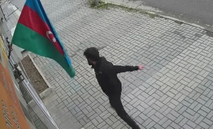 Bayrağa hörmətsizlik edən şəxs SAXLANILDI