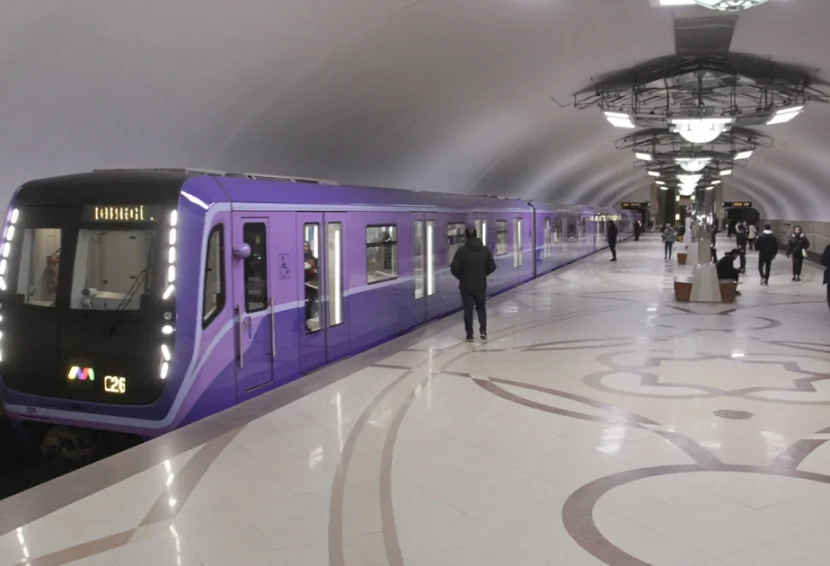 Bakı metrosunda qəribə qadağa gündəmdə – Ayaqlarınız uzundursa…