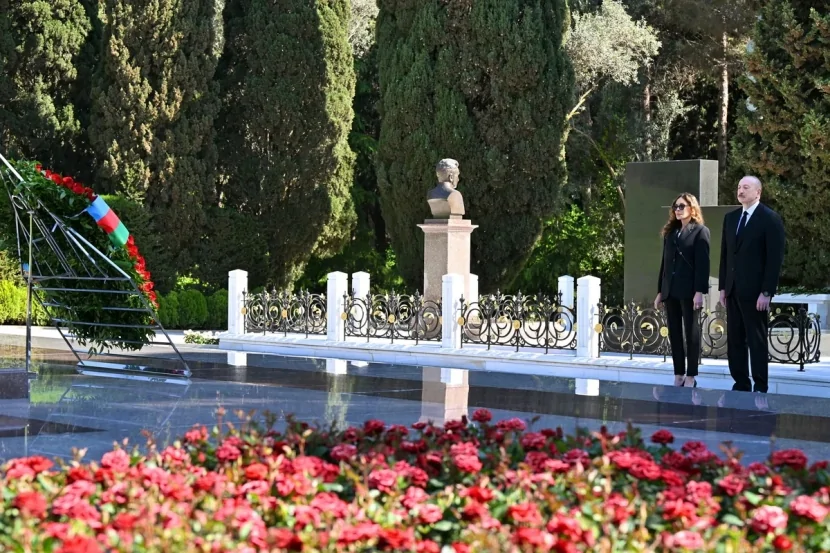 İlham Əliyev və Mehriban Əliyeva Heydər Əliyevin məzarını ziyarət ediblər - FOTO