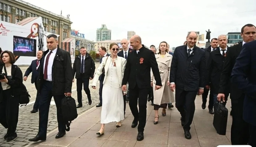 Rusiyada milyonluq brend geyimli xanım paradda DİQQƏT ÇƏKDİ