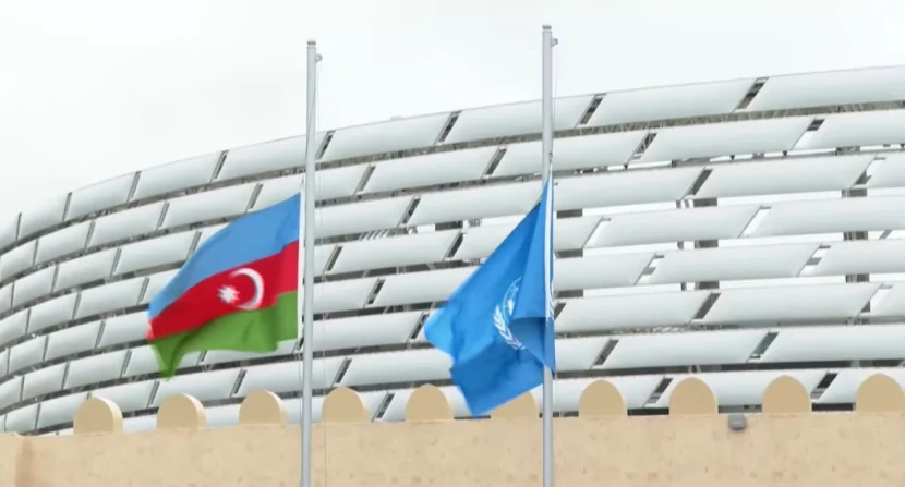 Bakı Olimpiya Stadionunda Azərbaycanın və BMT-nin bayraqları qaldırılıb