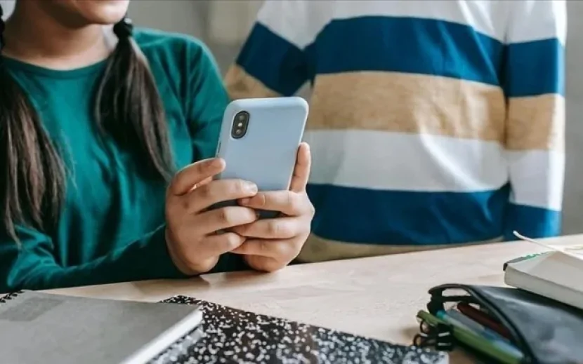 Orta məktəblərdə mobil telefon QADAĞAN EDİLDİ- Bu ölkədə