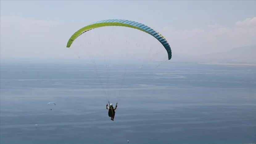 Təyyarə havada paraşütçünü ÇIRPDI