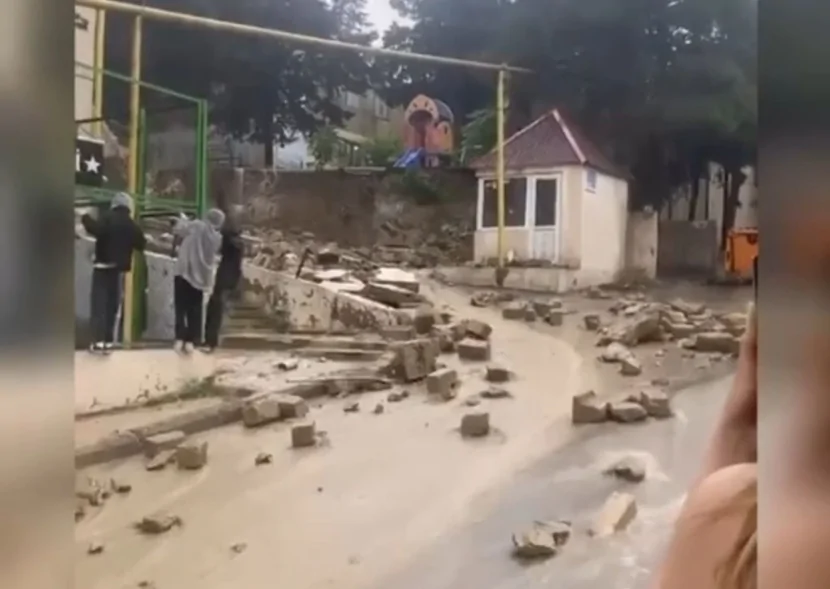 Yaşayış binasının həyətində SÜRÜŞMƏ OLDU