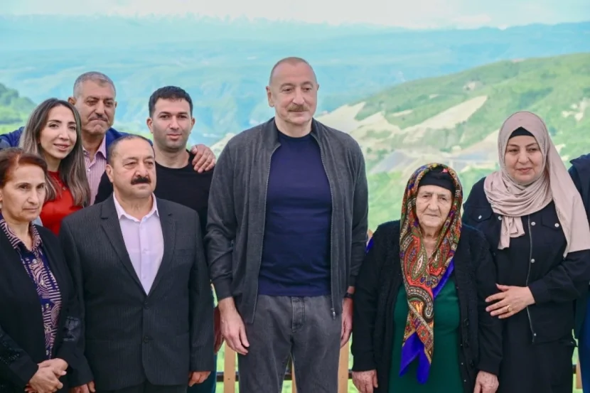 İlham Əliyevin Şuşaya səfərindən görüntülər - VİDEO