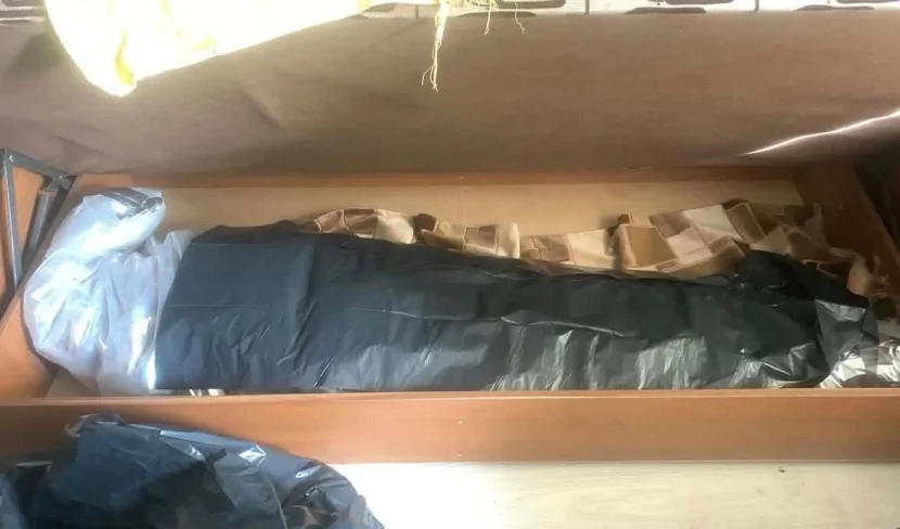 İtkin düşən qadının meyiti divanın içindən tapıldı