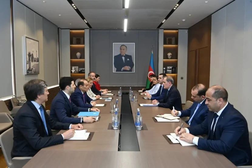 Ceyhun Bayramov TİF prezidenti ilə görüşdü