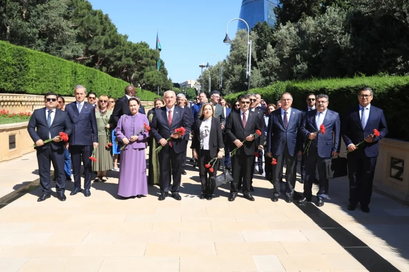 Ombudsmanların Beynəlxalq Bakı Sammitinin iştirakçıları Fəxri xiyabanı ziyarət ediblər
