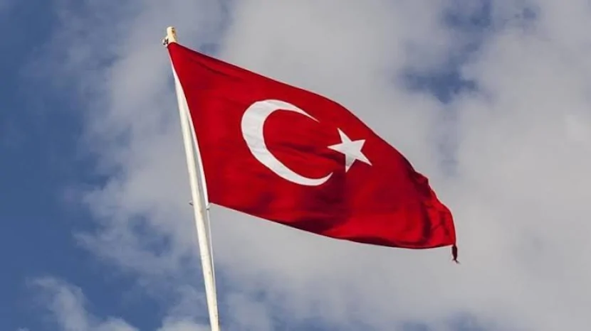 İstanbulda qatar relsdən ÇIXDI: YARALILAR VAR