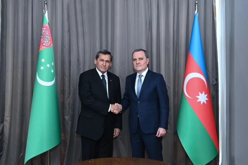 Ceyhun Bayramov Rəşid Meredovla görüşdü